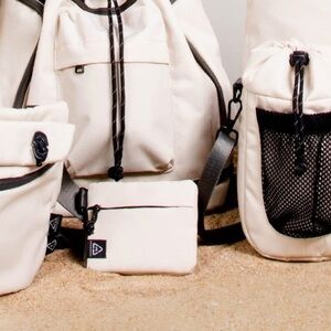 New🌟Urban Outfitters-Doughnut Pouch